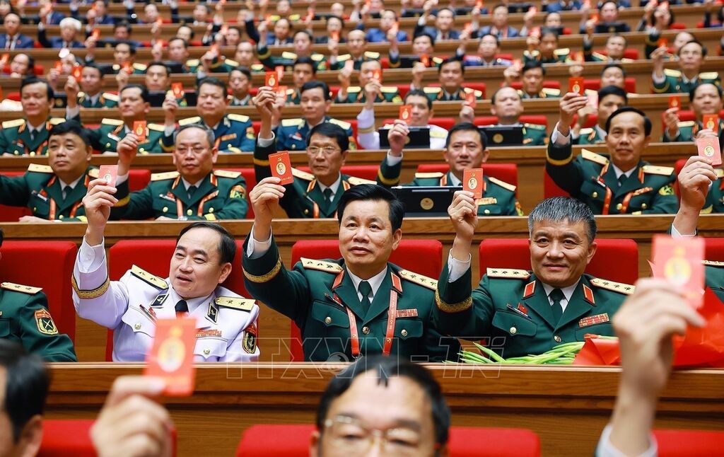 Đại biểu biểu quyết thông qua Nghị quyết Đại hội XIV của Đảng. Ảnh minh họa