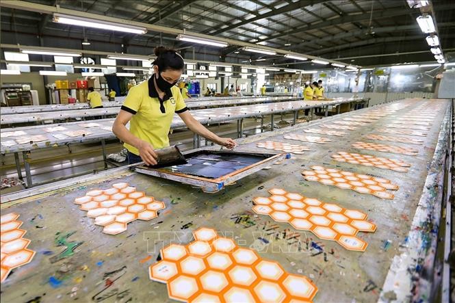 Hoạt động sản xuất tại Công ty TNHH Thể thao Global (Khu công nghiệp xã Mông Hóa, huyện Kỳ Sơn, Hòa Bình). Ảnh minh họa Hoạt động sản xuất tại Công ty TNHH Thể thao Global (Khu công nghiệp xã Mông Hóa, huyện Kỳ Sơn, Hòa Bình). Ảnh minh họa