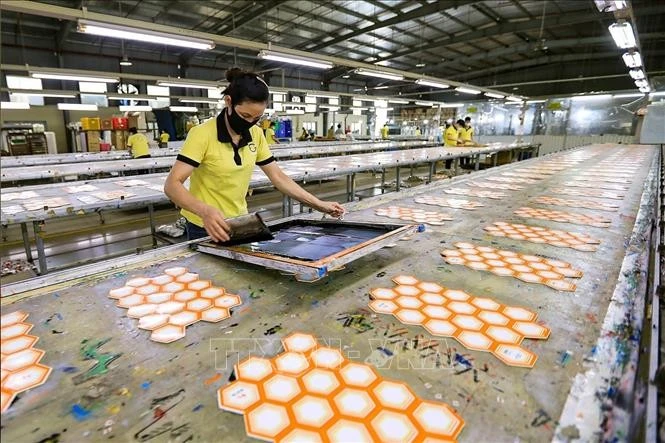 Hoạt động sản xuất tại Công ty TNHH Thể thao Global (Khu công nghiệp xã Mông Hóa, huyện Kỳ Sơn, Hòa Bình). Ảnh minh họa