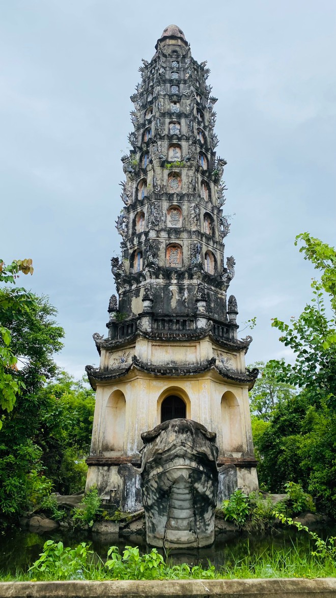 Tháp Cửu phẩm Liên hoa cao 32m trên lưng một con rùa khổng lồ. Tháp Cửu phẩm Liên hoa cao 32m trên lưng một con rùa khổng lồ.