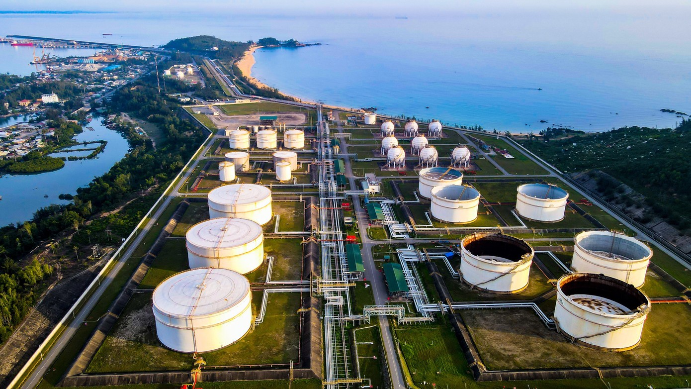 Bộ Công Thương khẳng định Việt Nam có đủ năng lực sản xuất, nhập khẩu và phối trộn để triển khai bắt buộc E10 từ 1/1/2026. Bộ Công Thương khẳng định Việt Nam có đủ năng lực sản xuất, nhập khẩu và phối trộn để triển khai bắt buộc E10 từ 1/1/2026.