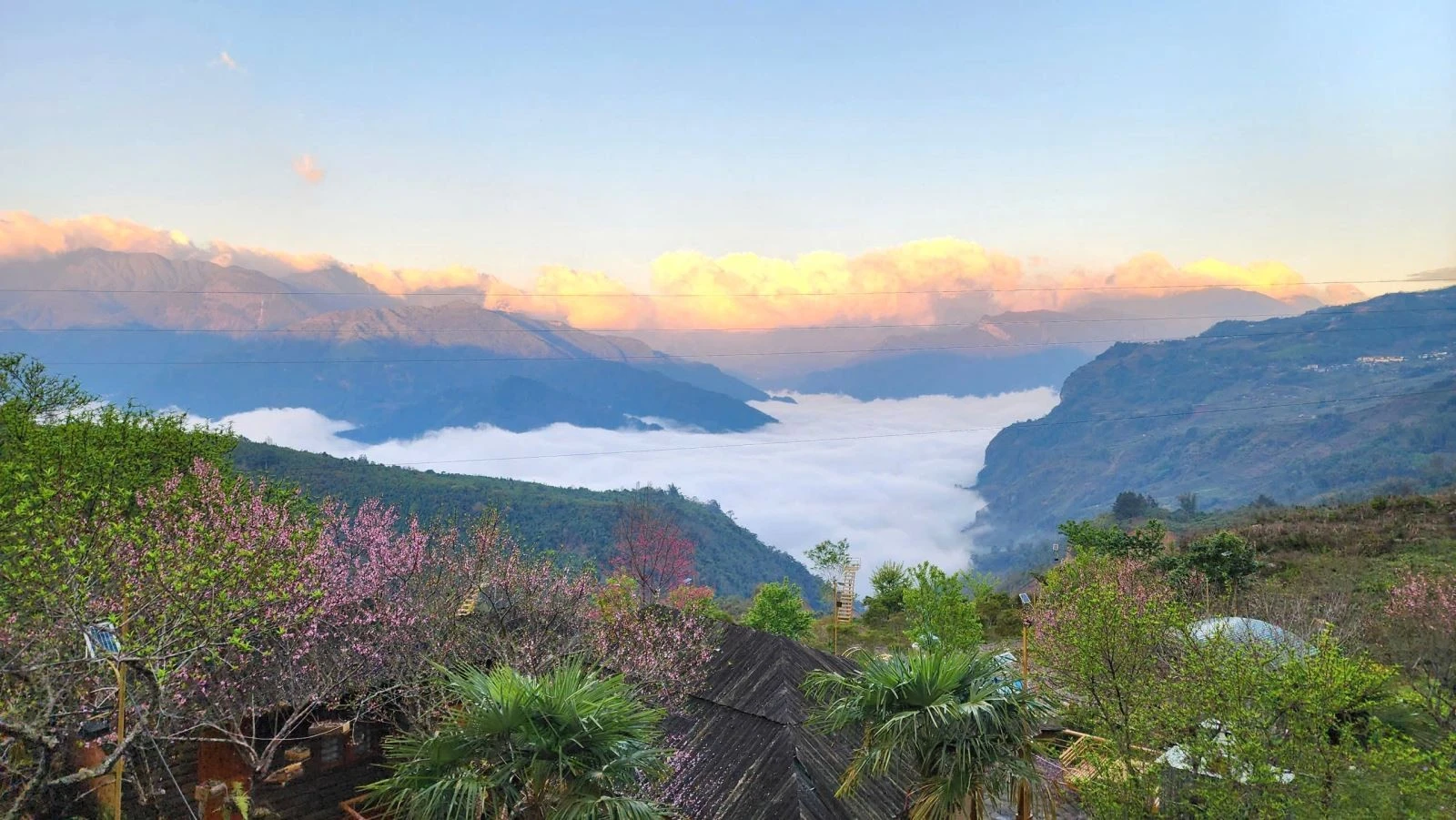 Từ những biển mây cuồn cuộn vào mỗi sớm mai đến bản làng thấp thoáng giữa tầng mây, tất cả tạo nên một bức tranh Tây Bắc hùng vĩ, nên thơ.