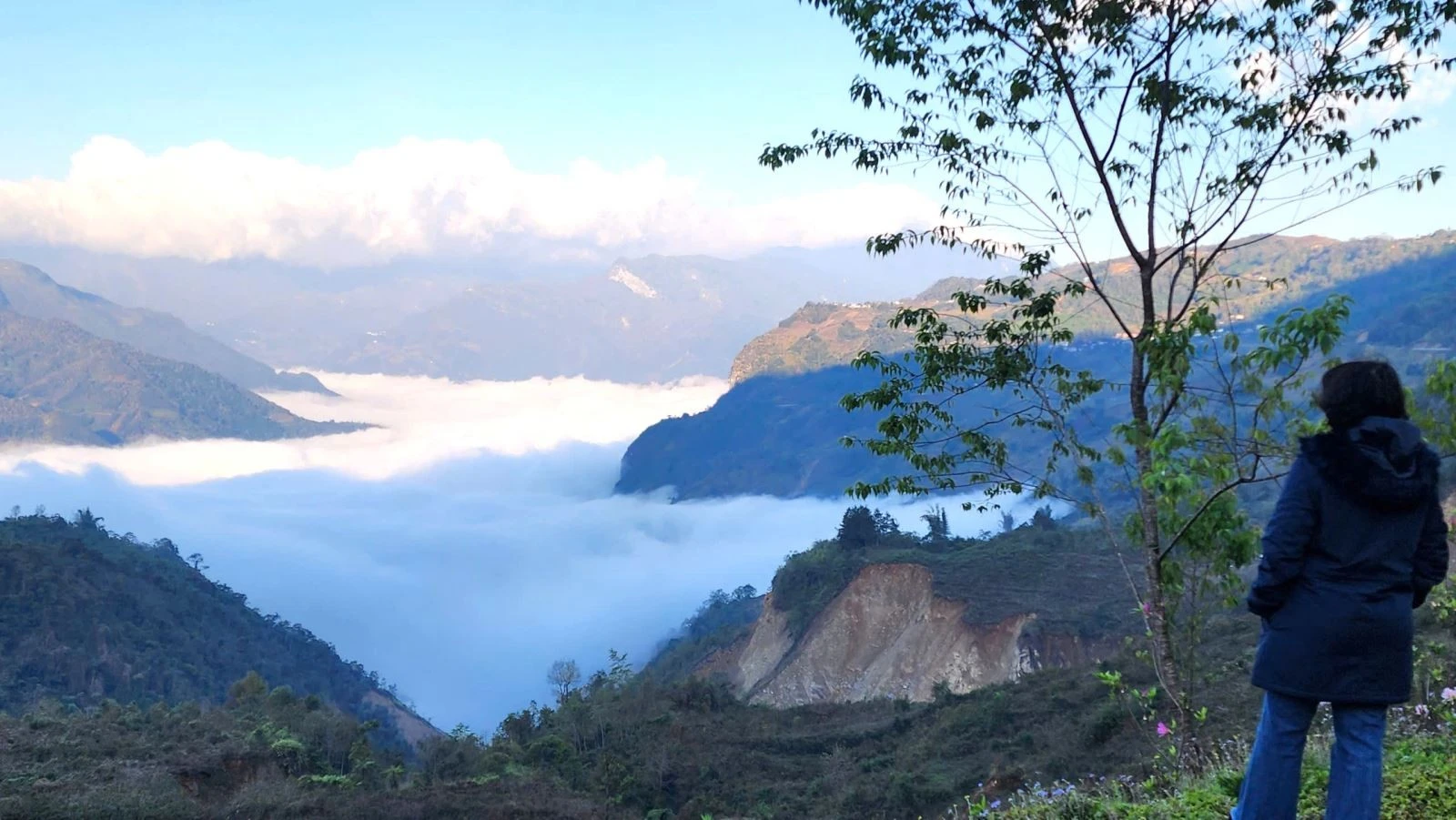 Phần thưởng xứng đáng cho những người dậy sớm là ngắm nhìn biển mây với khung cảnh ngoạn mục như tranh vẽ.
