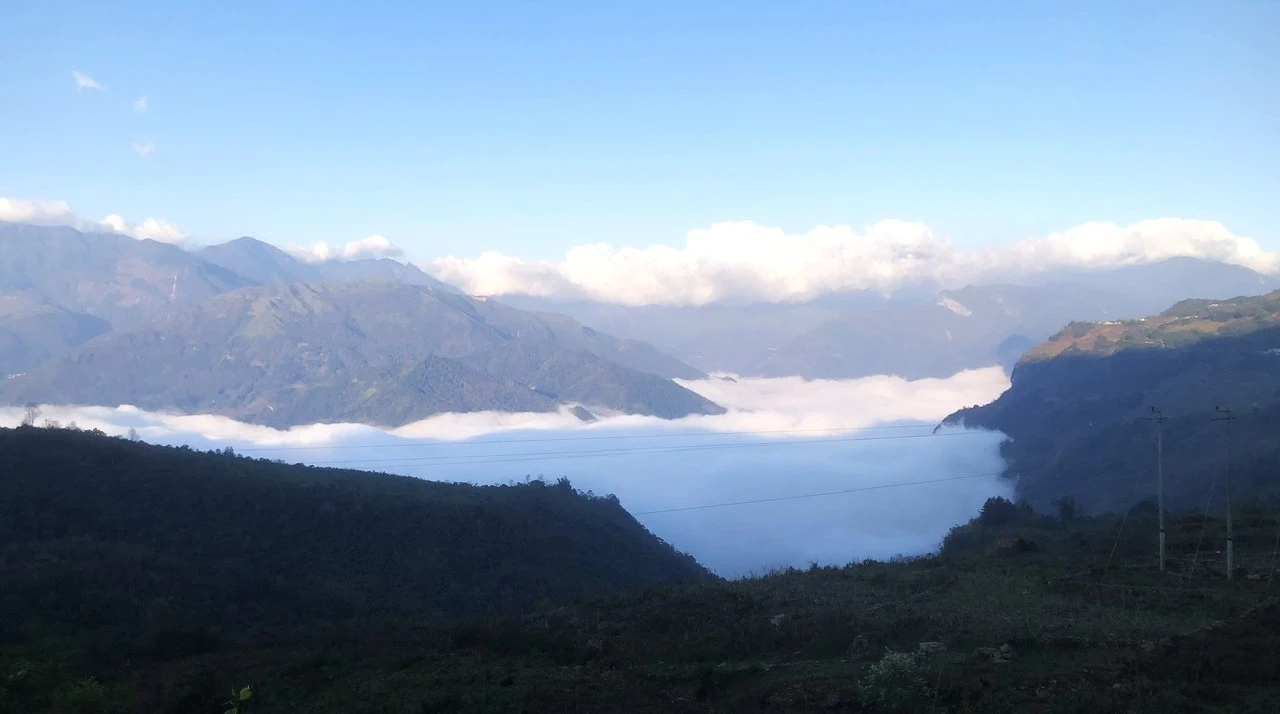 Không khí lạnh kết hợp độ ẩm cao tạo điều kiện lý tưởng để mây lững lờ trôi, tạo nên cảnh tượng ngoạn mục như thiên đường nơi hạ giới.