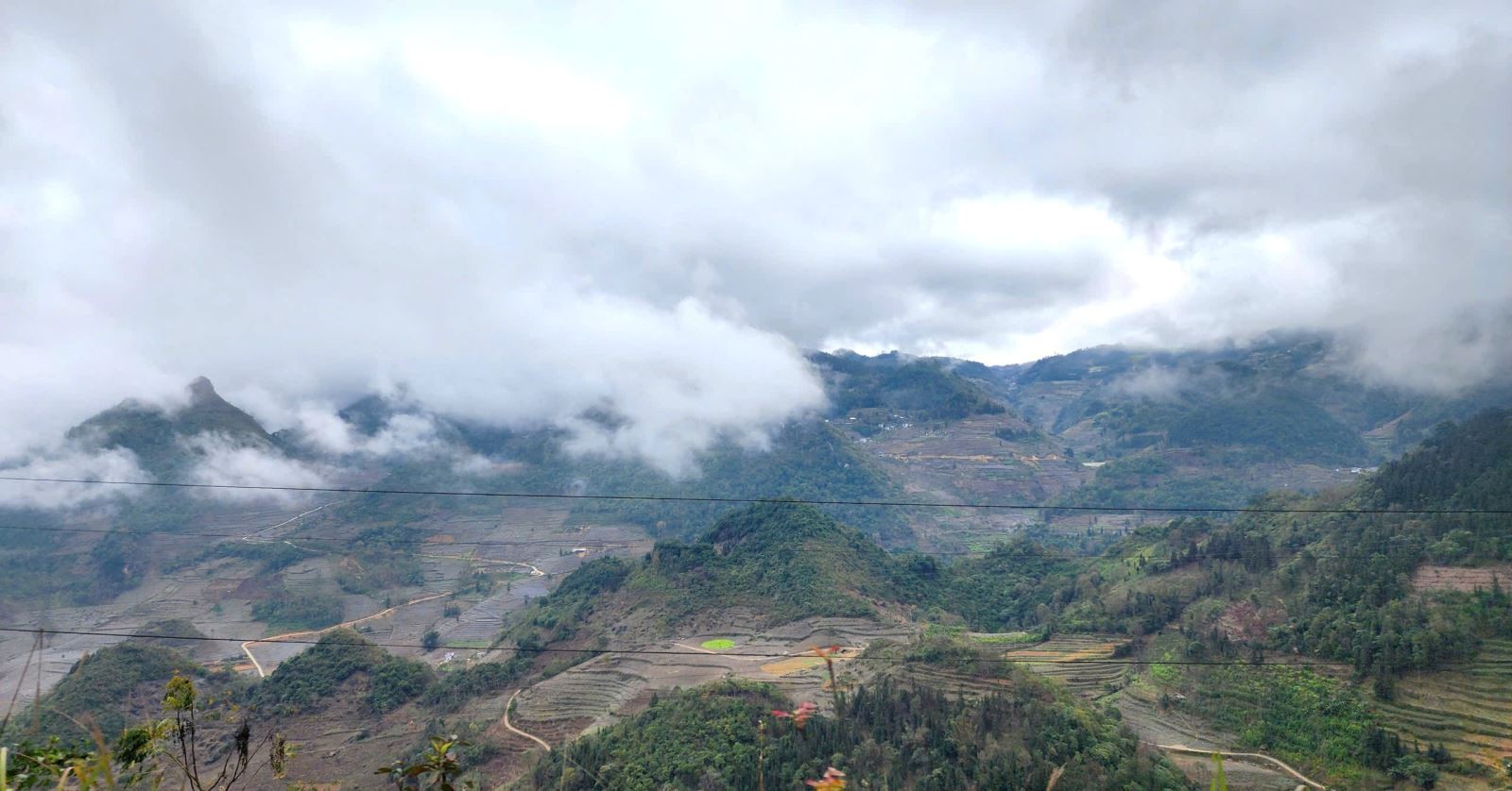 Những đám mây nhanh chóng phủ kín cả dãy núi và thung lũng của bản làng Y Tý.