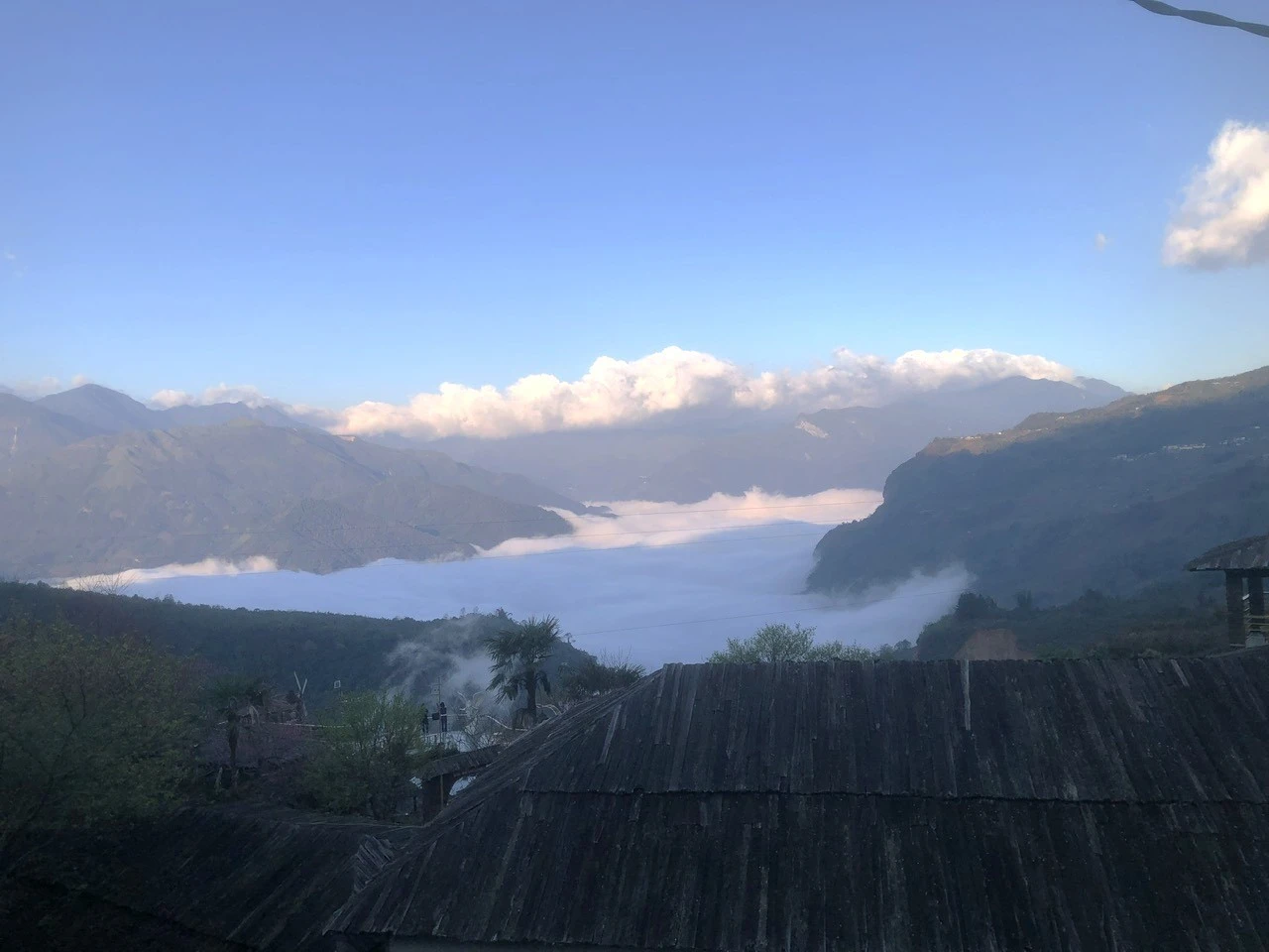 Đứng ở trên cao, phóng tầm mắt ra xa là cả một không gian bao la mây trời, với những dãy núi trùng điệp trải dài đến tận chân trời.