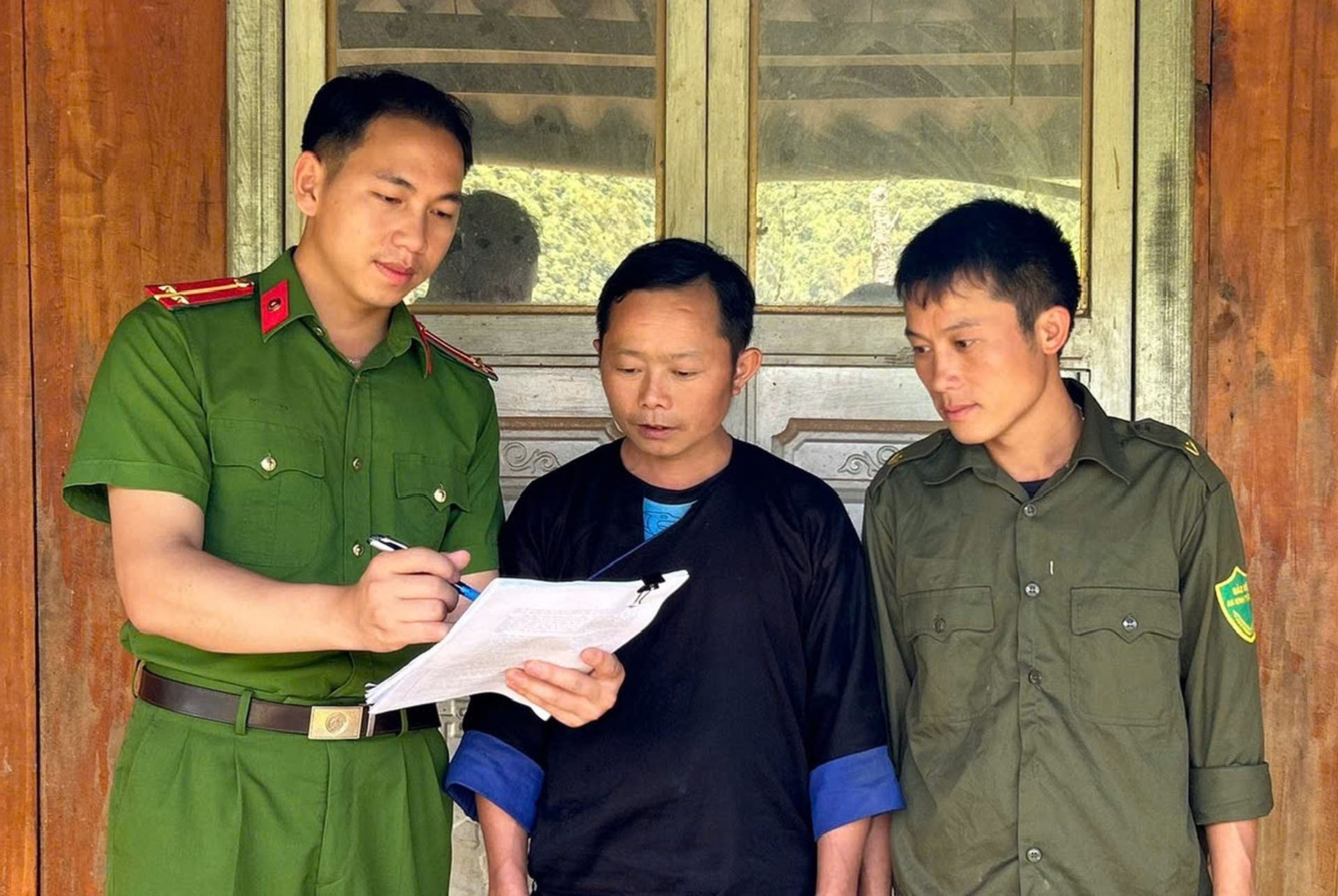 Công an xã Mù Cang Chải, tỉnh Lào Cai tổ chức cho người dân ký cam kết chấp hành chấp hành nghiêm các quy định của pháp luật. anh4.jpg