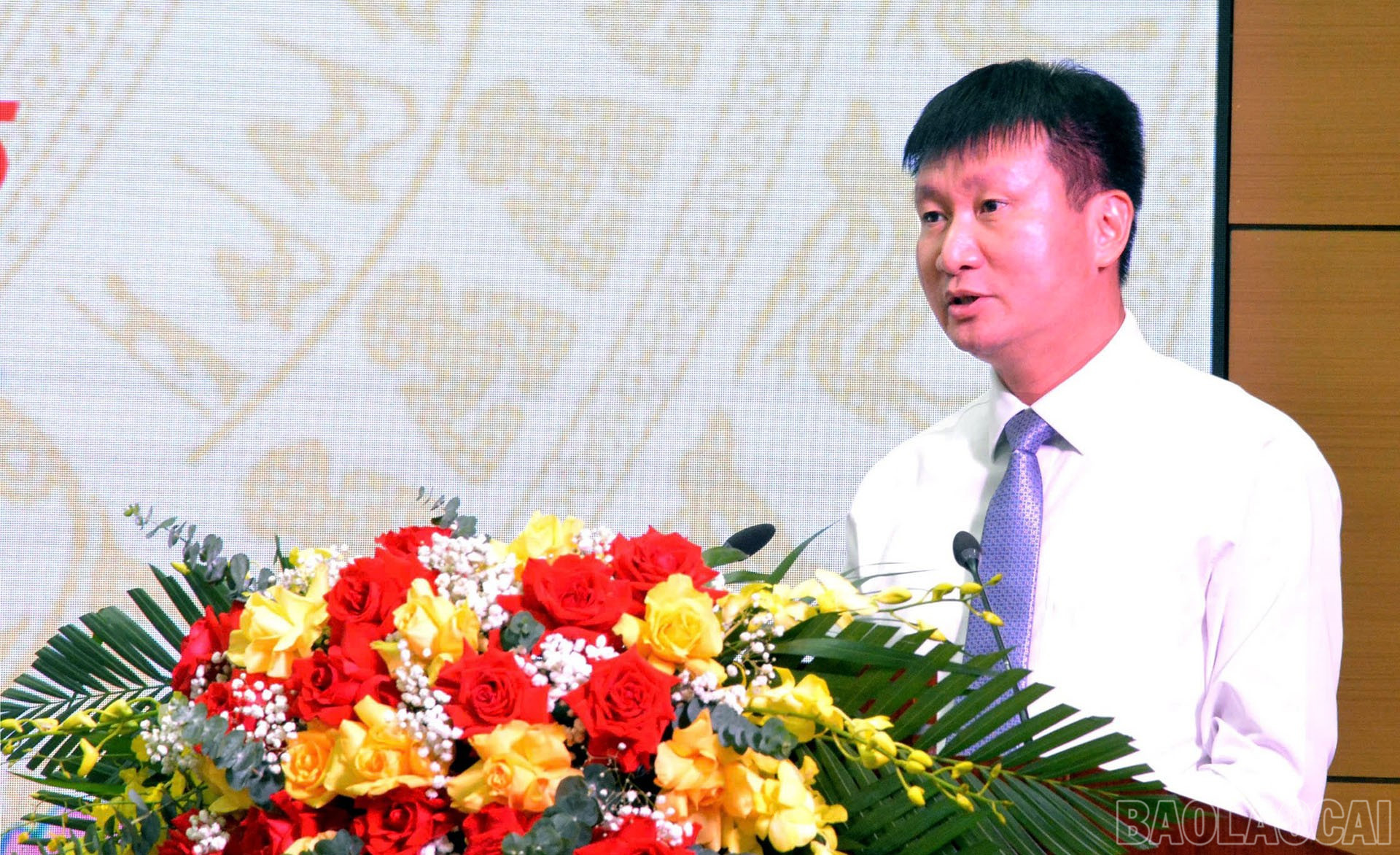 Đồng chí Trần Huy Tuấn - Phó Bí thư Tỉnh ủy, Chủ tịch UBND tỉnh ghi nhận, biểu dương nỗ lực, sáng tạo của hai Văn phòng. baolaocai-br_28-8-ongtuan.jpg