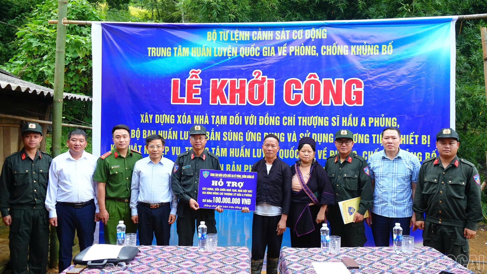 Đại diện Trung tâm Huấn luyện quốc gia về phòng, chống khủng bố đã trao biểu trưng số tiền hỗ trợ gia đình Thượng sĩ Hầu A Phủng. baolaocai-br_28-8-khoicong1.jpg