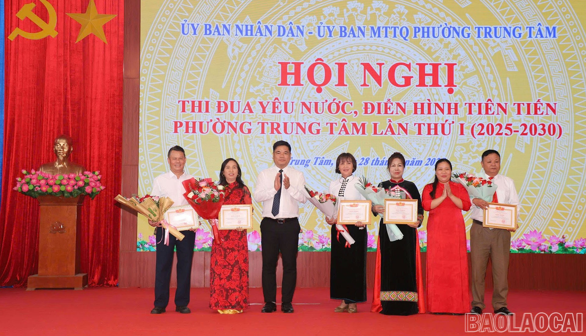 Các tập thể, cá nhân được khen thưởng tại Hội nghị. baolaocai-br_28-8-trungtam4.jpg