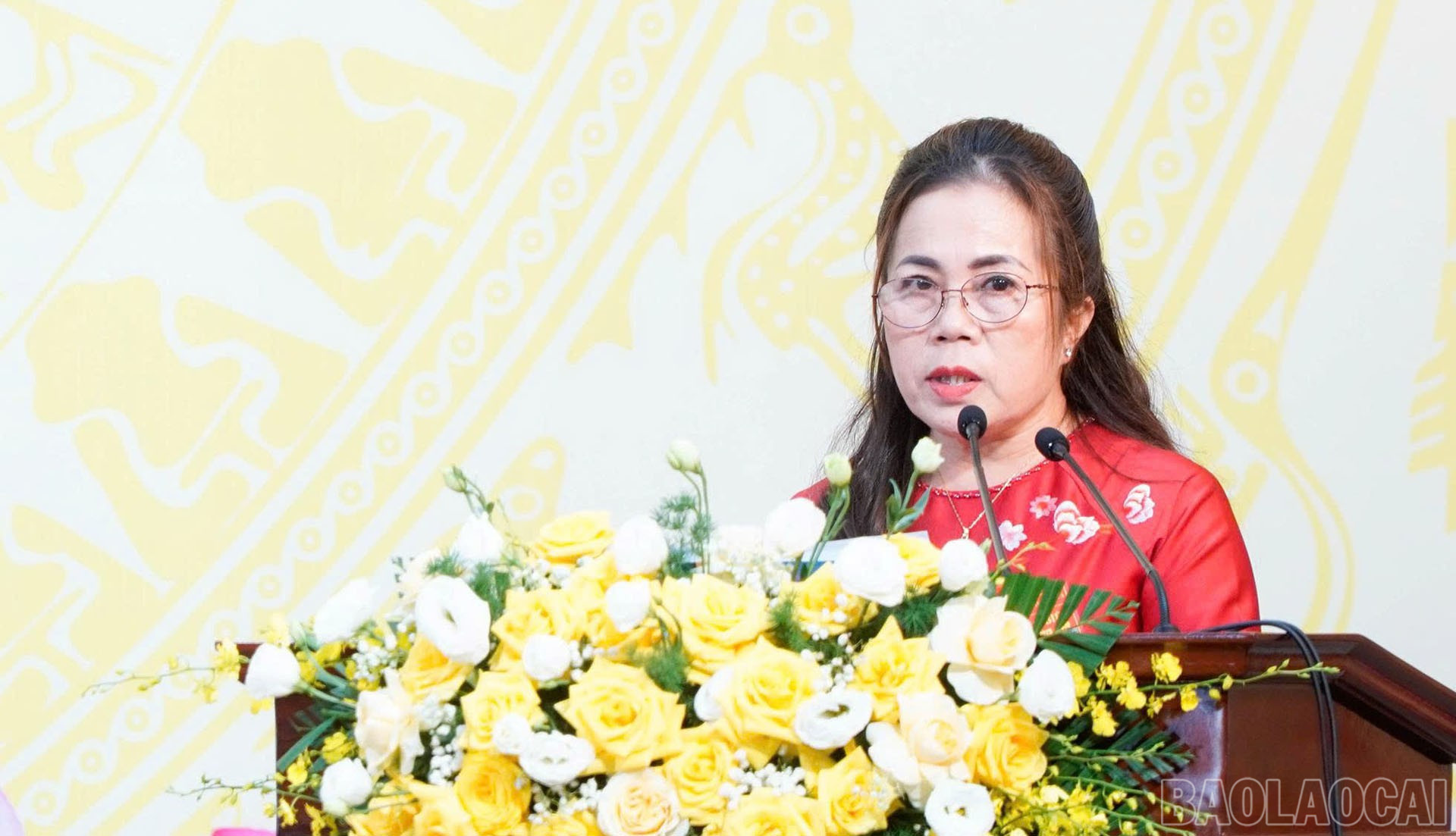 Đại biểu trình bày tham luận tại Phiên làm việc thứ Nhất Đại hội. baolaocai-br_28-8-daibieu.jpg