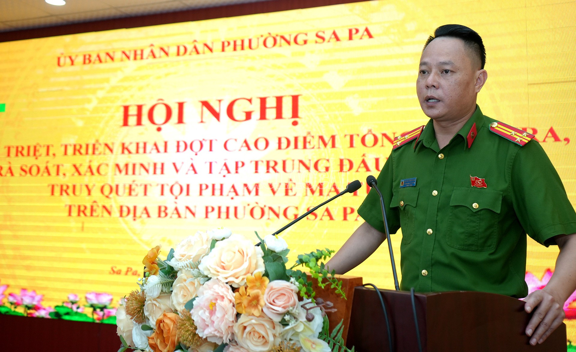Thượng tá Nguyễn Thành Chung - Trưởng Công an phường Sa Pa phát biểu tại hội nghị. baolaocai-c_28-8-thuongta.jpg