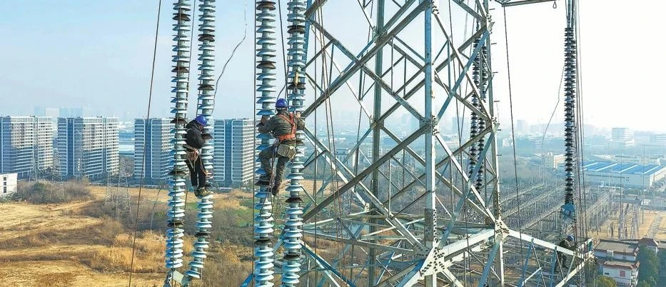 Các công nhân Trung Quốc lắp đặt dây dẫn tại một công trường dự án đường dây 500 kV ở Nam Kinh, tỉnh Giang Tô. Ảnh: China daily
