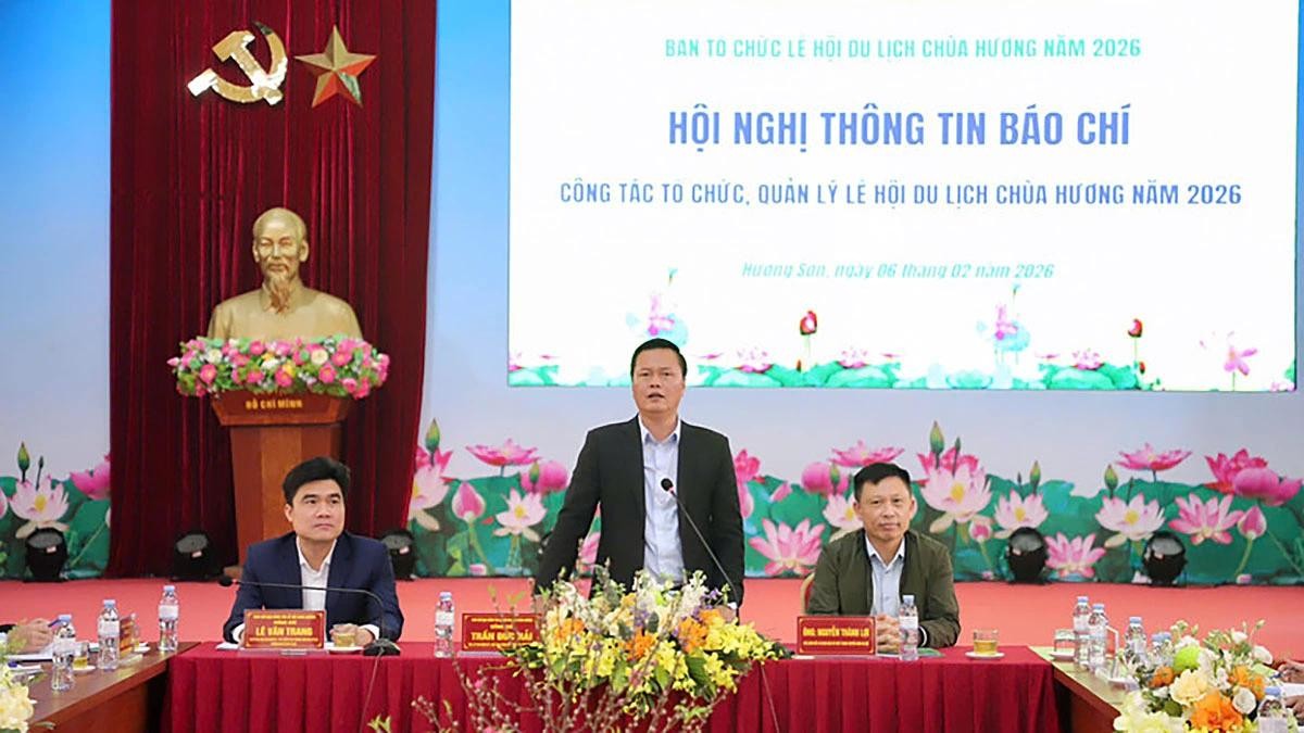 Ông Trần Đức Hải, Bí thư Đảng ủy xã Hương Sơn chia sẻ thông tin báo chí về Lễ hội truyền thống du lịch Chùa Hương năm 2026. (Ảnh: Xuân Trường)