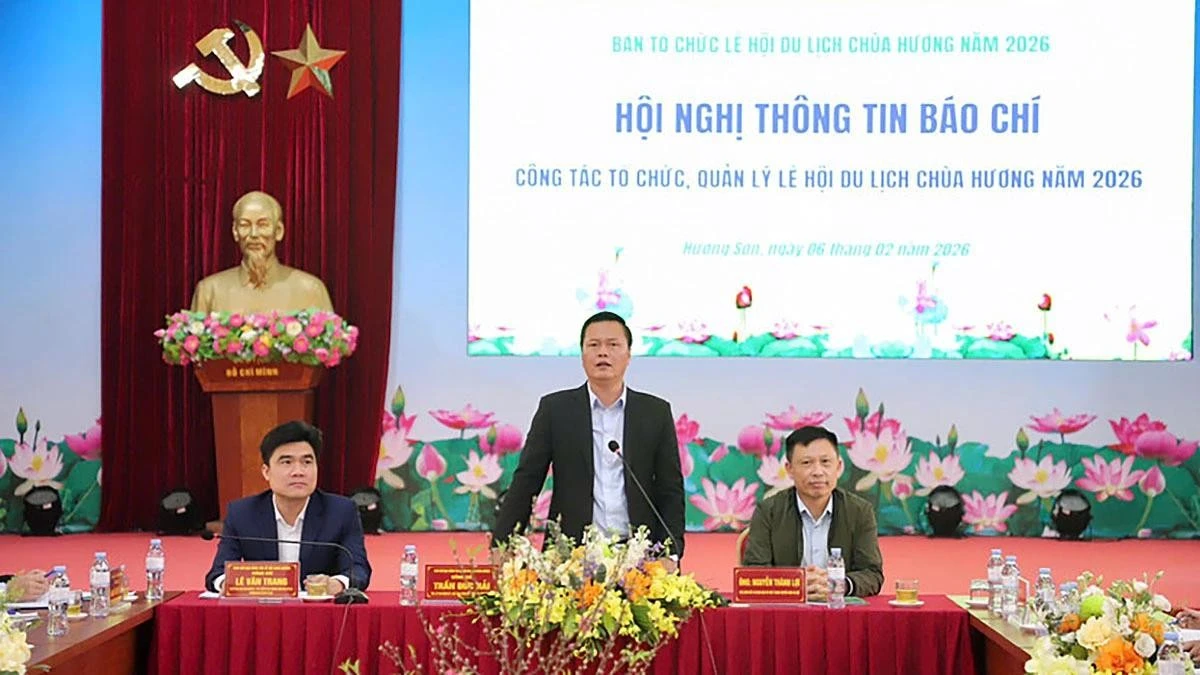 Ông Trần Đức Hải, Bí thư Đảng ủy xã Hương Sơn chia sẻ thông tin báo chí về Lễ hội truyền thống du lịch Chùa Hương năm 2026. (Ảnh: Xuân Trường)