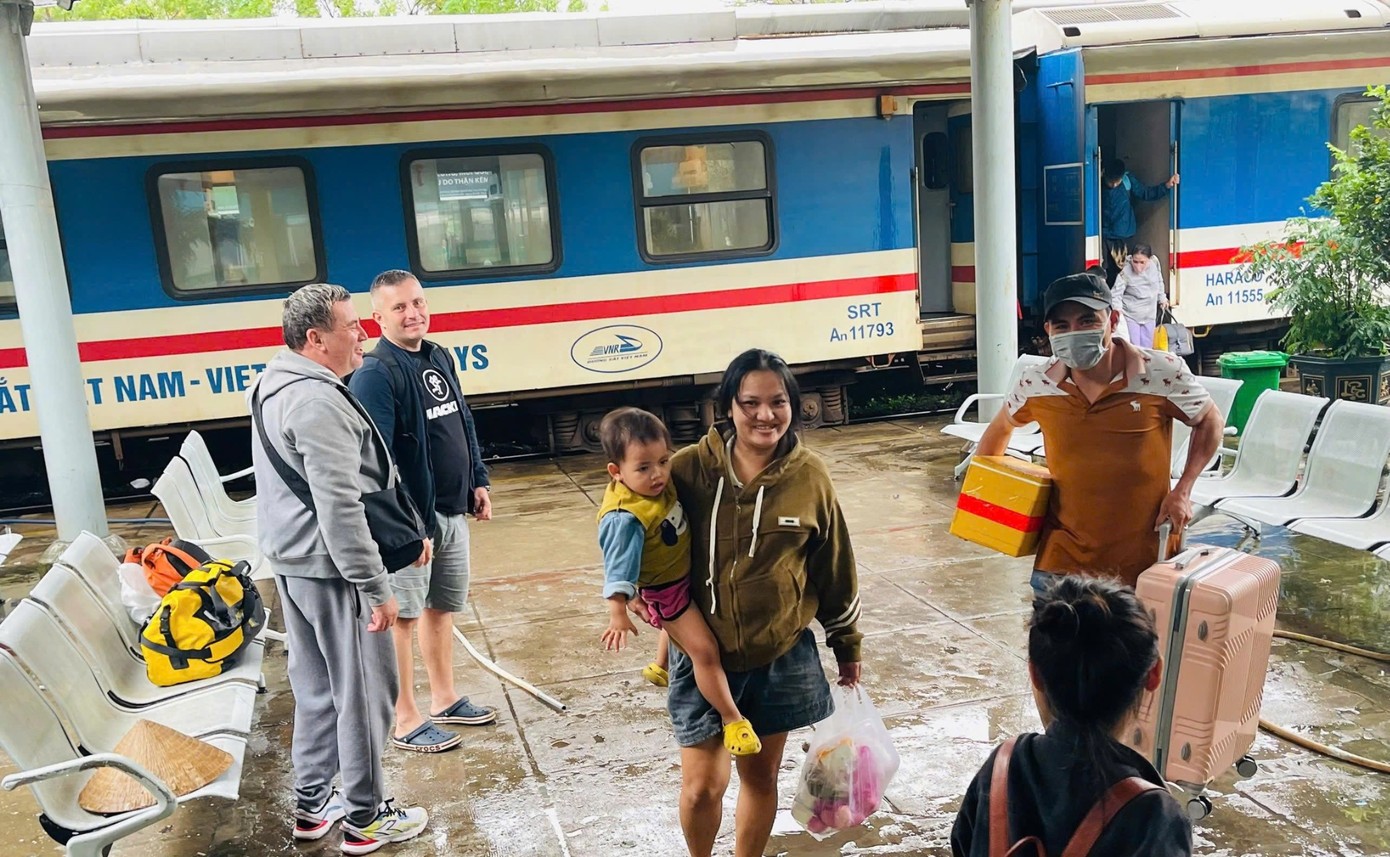 Trong hôm nay, trên trục chính Bắc - Nam, các tàu SE4 và SE2 từ ga Sài Gòn chỉ chạy được đến Đà Nẵng vì mưa lũ lịch sử. Ảnh: VNR.