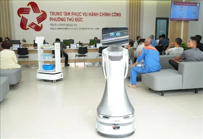 Trung tâm Hành chính công phường Thủ Đức thử nghiệm 2 robot lễ tân phục vụ người dân. Ảnh inh họa