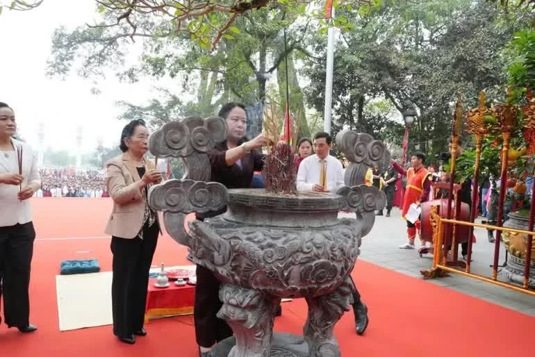 Phó Chủ tịch nước Võ Thị Ánh Xuân làm lễ dâng hương.