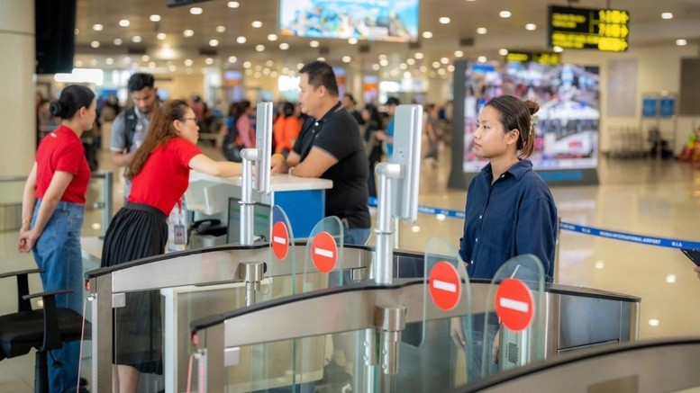 Từ ngày 15/9, tại các sân bay nội địa trên cả nước, hành khách có thể làm thủ tục bay chỉ bằng VNeID và sinh trắc học. Từ ngày 15/9, tại các sân bay nội địa trên cả nước, hành khách có thể làm thủ tục bay chỉ bằng VNeID và sinh trắc học.