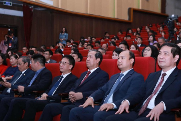 Các đại biểu tham dự buổi lễ.