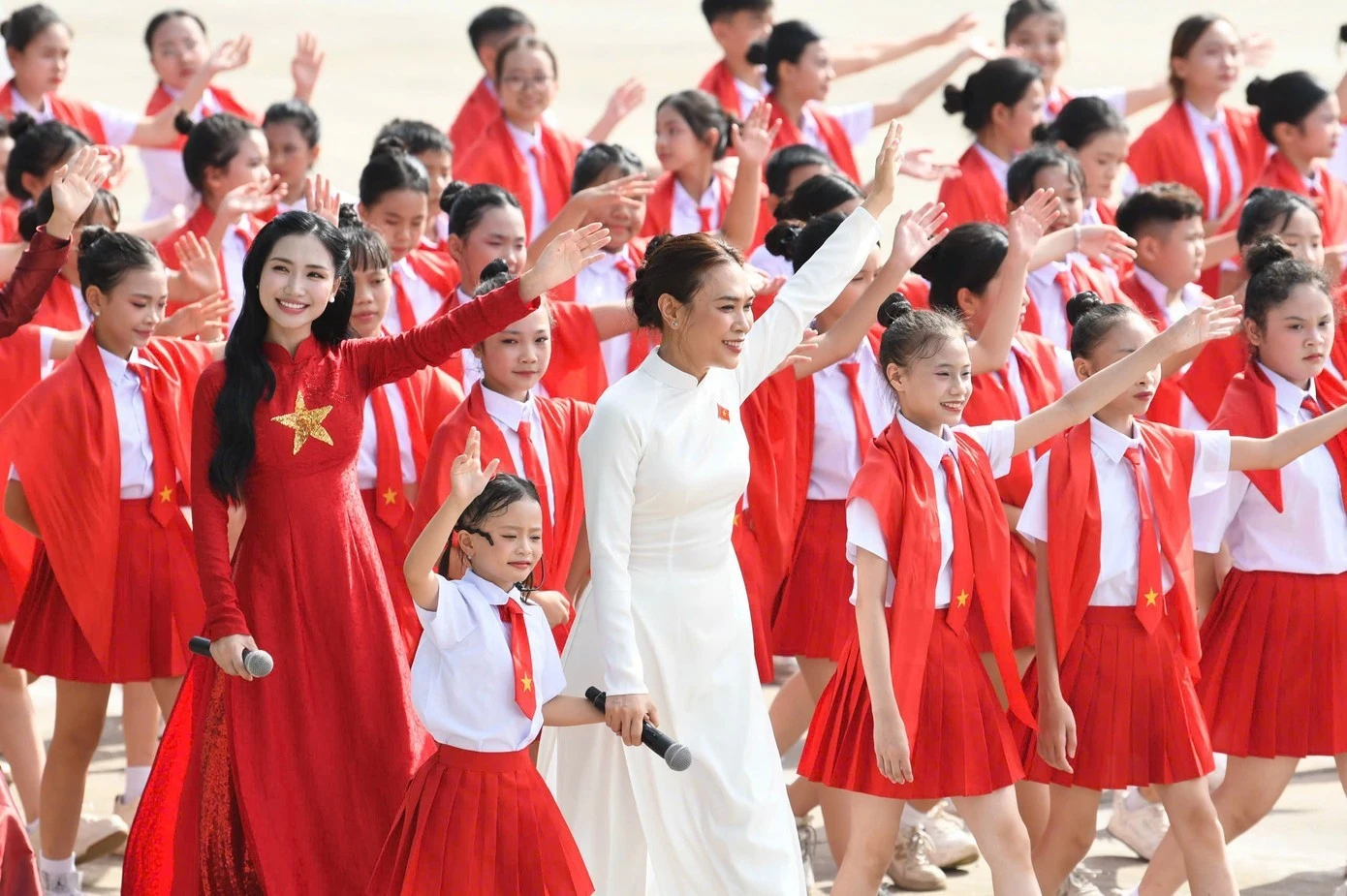 Mỹ Tâm là một trong số những nghệ sĩ góp mặt tại chương trình nghệ thuật đặc biệt Tầm nhìn mới, kỷ nguyên mới.