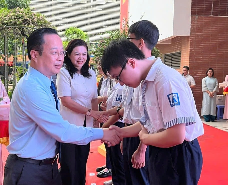 Lãnh đạo thành phố chúc mừng các học sinh sẽ tham dự kỳ thi chọn học sinh giỏi quốc gia năm học 2025-2026. Ảnh: Lê Nguyễn