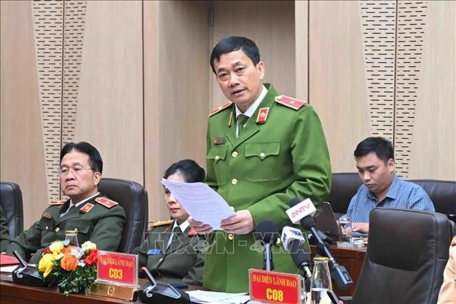 Thiếu tướng Nguyễn Mạnh Hùng, Phó Cục trưởng Cục Cảnh sát điều tra tội phạm về tham nhũng, kinh tế, buôn lậu trả lời câu hỏi của phóng viên các cơ quan thông tấn, báo chí.