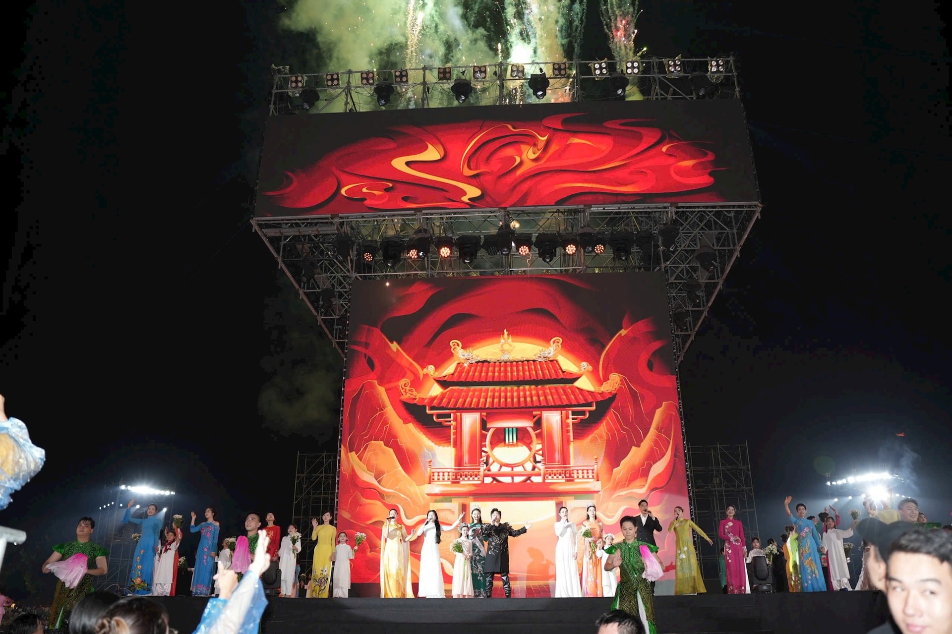 Ca sĩ Tùng Dương trình diễn tại chương trình.