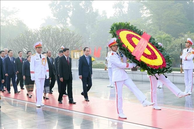 Tổng Bí thư, Chủ tịch nước Lào Thongloun Sisoulith và Phu nhân cùng Đoàn đại biểu cấp cao Đảng, Nhà nước Lào đến đặt vòng hoa tưởng niệm các Anh hùng liệt sĩ tại Đài tưởng niệm các Anh hùng liệt sĩ tại đường Bắc Sơn.