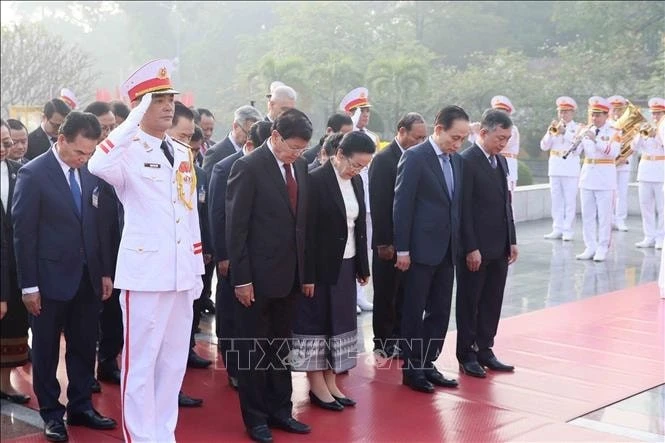 Tổng Bí thư, Chủ tịch nước Lào Thongloun Sisoulith và Phu nhân cùng Đoàn đại biểu cấp cao Đảng, Nhà nước Lào đến đặt vòng hoa tưởng niệm các Anh hùng liệt sĩ tại Đài tưởng niệm các Anh hùng liệt sĩ tại đường Bắc Sơn.