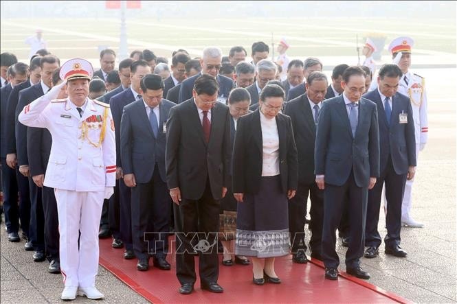 Tổng Bí thư, Chủ tịch nước Lào Thongloun Sisoulith và Phu nhân cùng Đoàn đại biểu cấp cao Đảng, Nhà nước Lào đã đến đặt vòng hoa, vào Lăng viếng Chủ tịch Hồ Chí Minh.