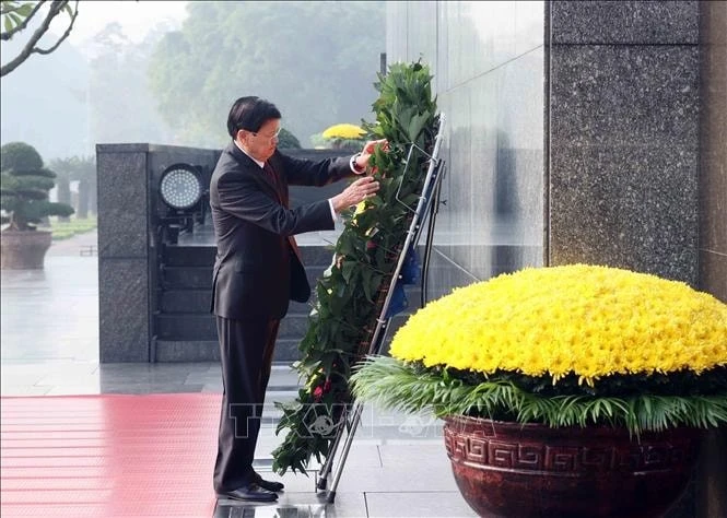 Tổng Bí thư, Chủ tịch nước Lào Thongloun Sisoulith đặt vòng hoa, vào Lăng viếng Chủ tịch Hồ Chí Minh.