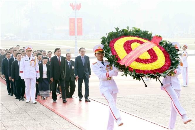 Tổng Bí thư, Chủ tịch nước Lào Thongloun Sisoulith và phu nhân cùng Đoàn đại biểu cấp cao Đảng, Nhà nước Lào đã đến đặt vòng hoa, vào Lăng viếng Chủ tịch Hồ Chí Minh.