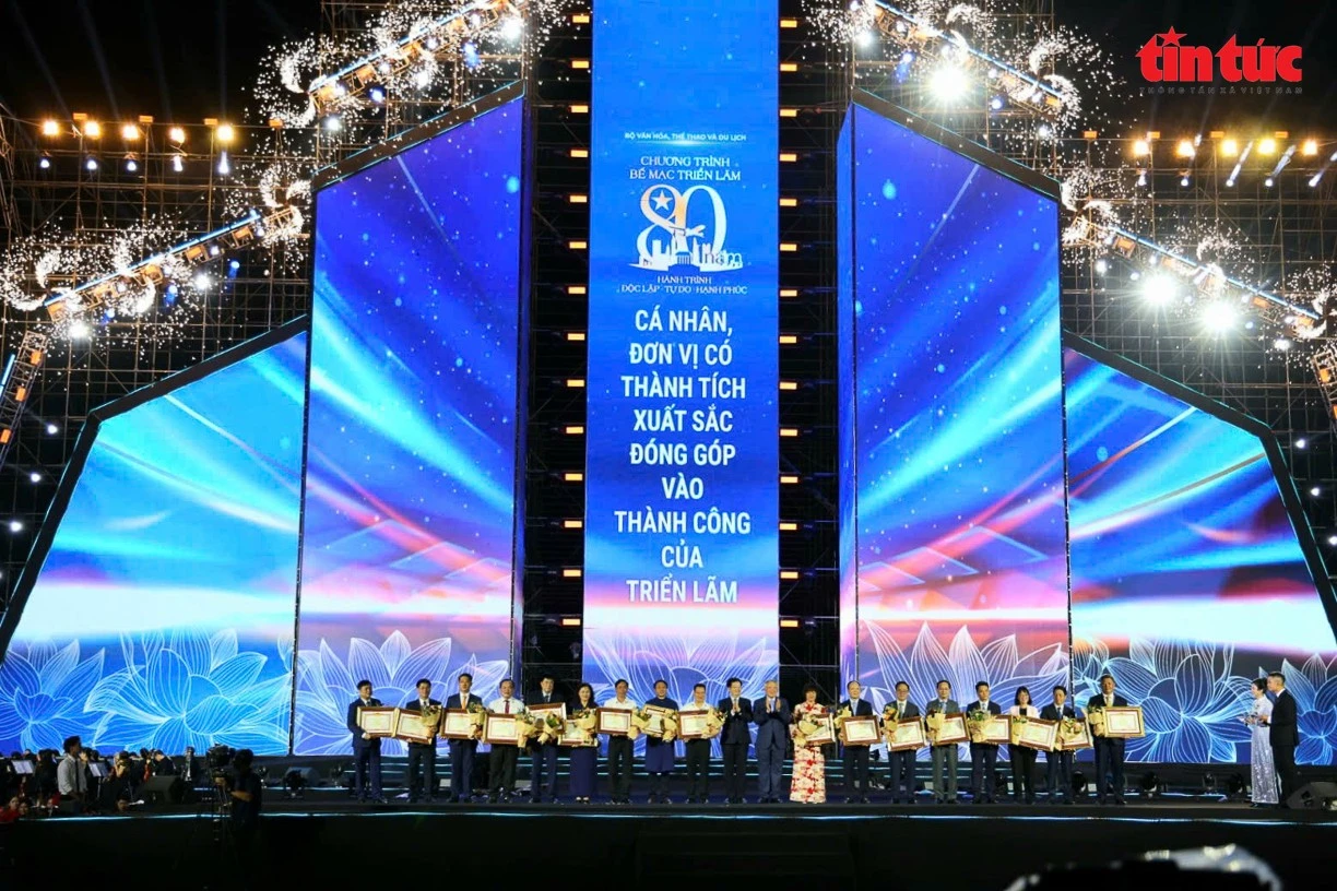 Thủ tướng Chính phủ Phạm Minh Chính tặng Bằng khen cho Thông tấn xã Việt Nam và các đơn vị có những đóng góp, thành tích xuất sắc trong công tác tổ chức và tham gia triển lãm.