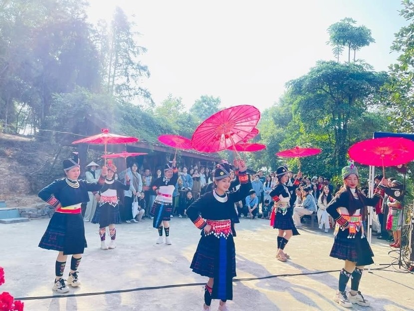 Đến với chương trình đón tết dương lịch tại Làng Văn hóa - Du lịch các dân tộc việt Nam, du khách sẽ được hòa mình trong không khí của mùa xuân với lời ca, tiếng hát của các dân tộc Việt Nam.