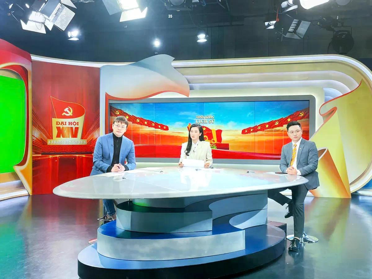 Hai BTV Khánh Trang và Hữu Bằng trong buổi tổng duyệt chương trình Dưới lá cờ vẻ vang của Đảng vào sáng 19/1.