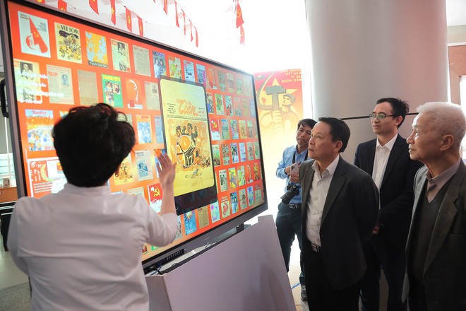 Trưng bày giới thiệu hàng trăm bìa báo Xuân tiêu biểu qua các thời kỳ.