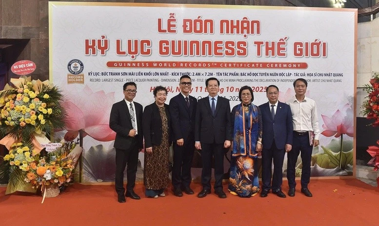 Phó Thủ tướng và các đại biểu chụp ảnh chung cùng họa sĩ trẻ Chu Nhật Quang (thứ 3 từ trái sang).