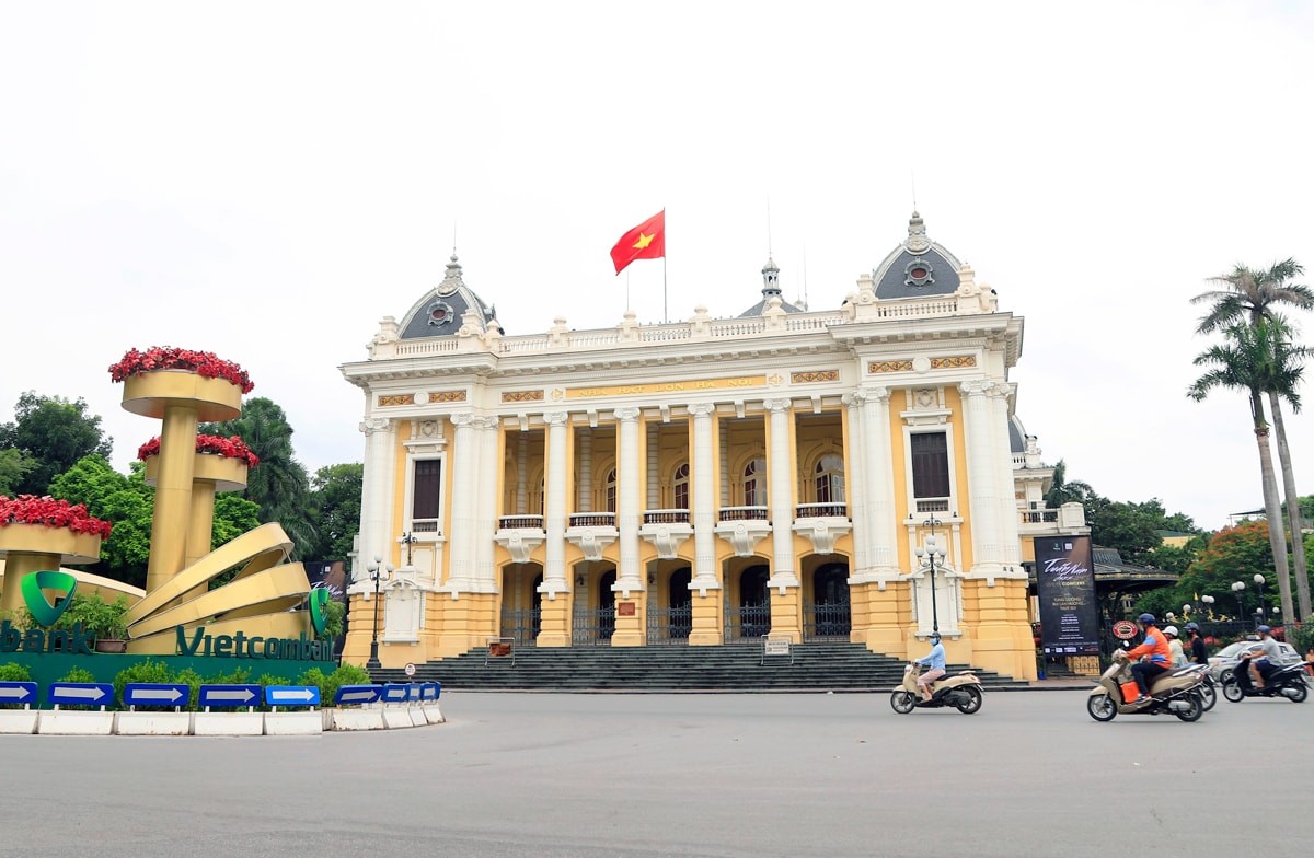 Sáng 19-8-1945, rất đông người dân Hà Nội và các tỉnh lân cận đã kéo về Quảng trường Nhà hát Lớn Hà Nội (nay là Quảng trường Cách mạng Tháng Tám), tạo ra cuộc mít tinh quy mô lớn. Cuộc mít tinh đã nhanh chóng trở thành cuộc biểu dương lực lượng và hoạt động vũ trang cướp chính quyền từ tay phát xít Nhật. Sáng 19-8-1945, rất đông người dân Hà Nội và các tỉnh lân cận đã kéo về Quảng trường Nhà hát Lớn Hà Nội (nay là Quảng trường Cách mạng Tháng Tám), tạo ra cuộc mít tinh quy mô lớn. Cuộc mít tinh đã nhanh chóng trở thành cuộc biểu dương lực lượng và hoạt động vũ trang cướp chính quyền từ tay phát xít Nhật.