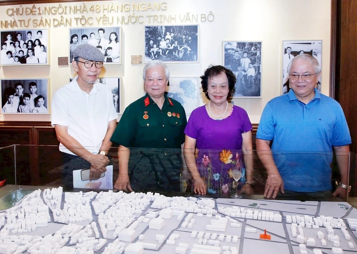 Du khách tham quan nhà số 48 phố Hàng Ngang (phường Hoàn Kiếm), nơi Chủ tịch Hồ Chí Minh viết bản “Tuyên ngôn Độc lập”, khai sinh nước Việt Nam Dân chủ Cộng hòa.