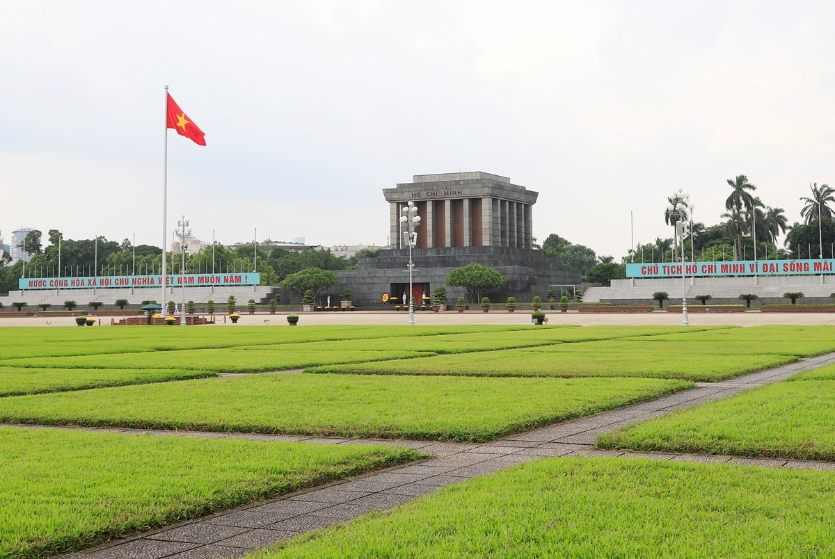 Tại Quảng trường Ba Đình, ngày 2-9-1945, Chủ tịch Hồ Chí Minh đã đọc Tuyên ngôn Độc lập, khai sinh nước Việt Nam Dân chủ Cộng hòa. Tại Quảng trường Ba Đình, ngày 2-9-1945, Chủ tịch Hồ Chí Minh đã đọc Tuyên ngôn Độc lập, khai sinh nước Việt Nam Dân chủ Cộng hòa.