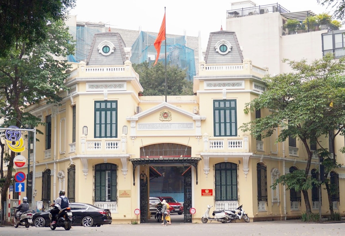 Sở Cảnh sát Trung ương thời Pháp thuộc ngày nay là trụ sở Công an thành phố Hà Nội cơ sở Hoàn Kiếm, số 2 phố Tràng Thi (phường Hoàn Kiếm). Trong cuộc Tổng khởi nghĩa, sau khi đánh chiếm thành công Bắc Bộ phủ, quần chúng cách mạng tiếp tục đánh chiếm Sở Cảnh sát Trung ương. Sở Cảnh sát Trung ương thời Pháp thuộc ngày nay là trụ sở Công an thành phố Hà Nội cơ sở Hoàn Kiếm, số 2 phố Tràng Thi (phường Hoàn Kiếm). Trong cuộc Tổng khởi nghĩa, sau khi đánh chiếm thành công Bắc Bộ phủ, quần chúng cách mạng tiếp tục đánh chiếm Sở Cảnh sát Trung ương.