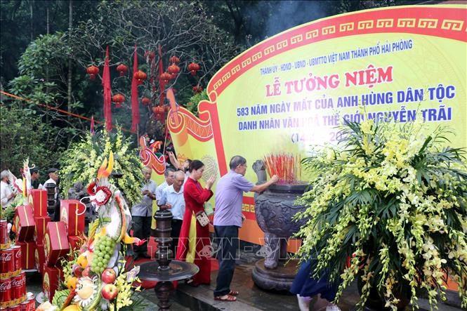 Nhân dân và du khách dâng hương tưởng niệm Anh hùng dân tộc, Danh nhân văn hóa thế giới Nguyễn Trãi. Nhân dân và du khách dâng hương tưởng niệm Anh hùng dân tộc, Danh nhân văn hóa thế giới Nguyễn Trãi.