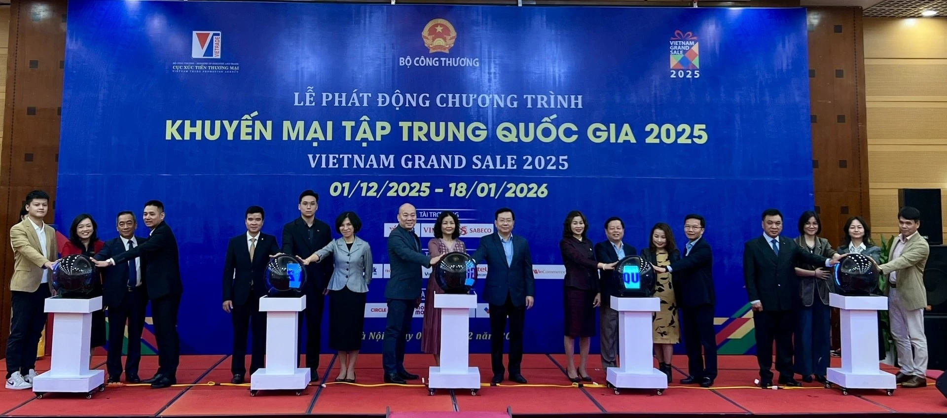 Các đại biểu thực hiện nghi thức phát động tháng khuyến mại tập trung quốc gia 2025.