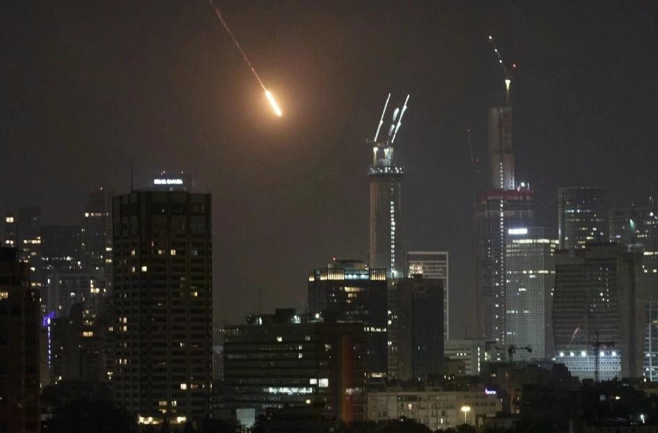 Tên lửa của Iran phóng vào Tel Aviv.