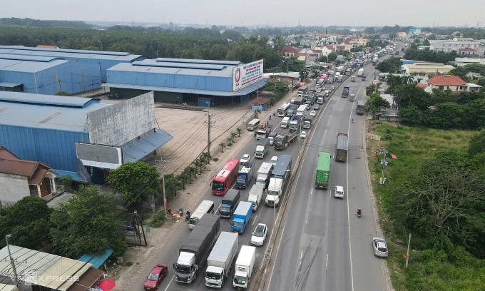 Tai nạn khiến quốc lộ 51 hướng Vũng Tàu đi Biên Hòa ùn tắc kéo dài. Ảnh: Phước Tuấn