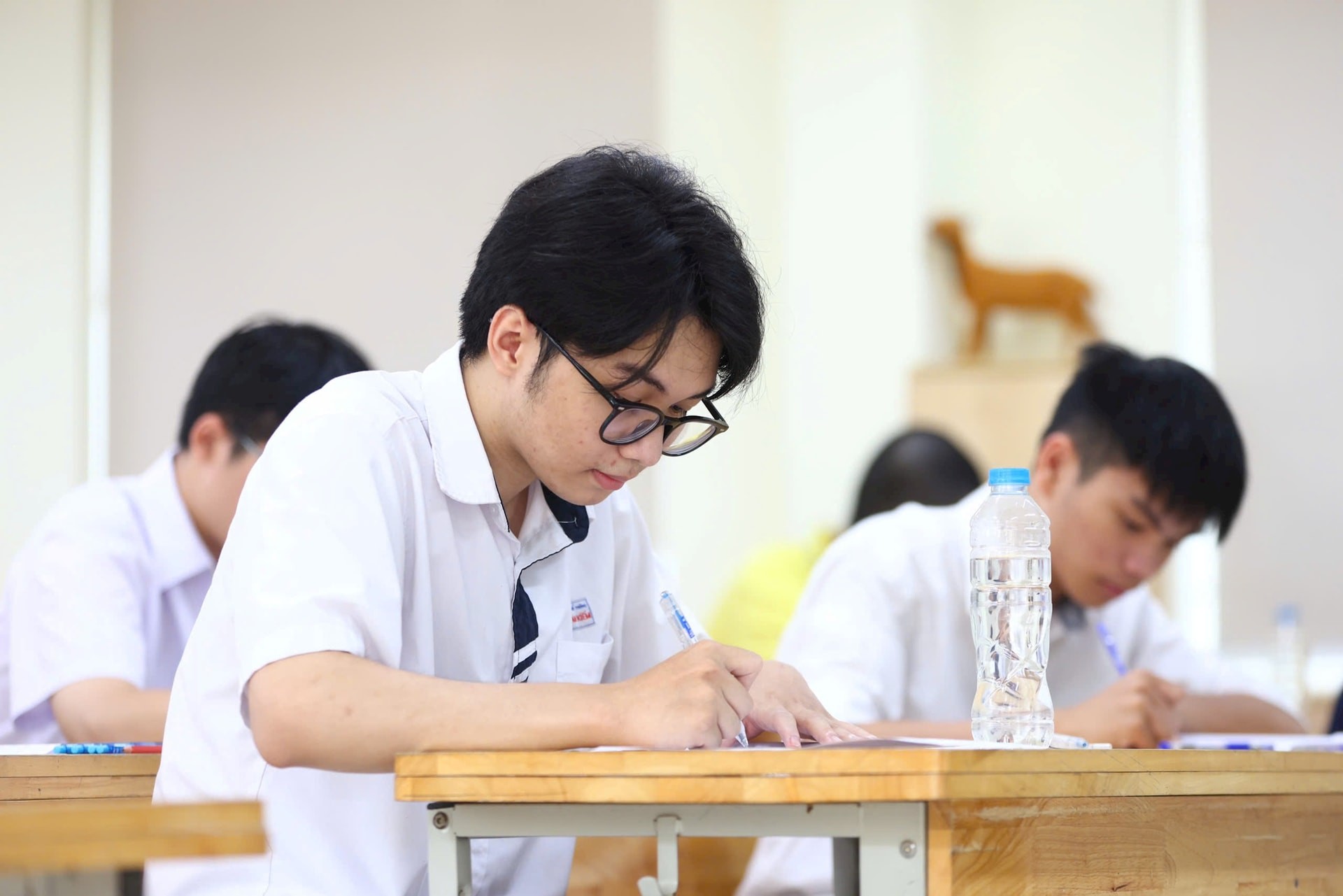 Kỳ thi tốt nghiệp THPT năm 2025 diễn ra ngày 26 và 27-6 với gần 1,17 triệu thí sinh dự thi. Kỳ thi tốt nghiệp THPT năm 2025 diễn ra ngày 26 và 27-6 với gần 1,17 triệu thí sinh dự thi.