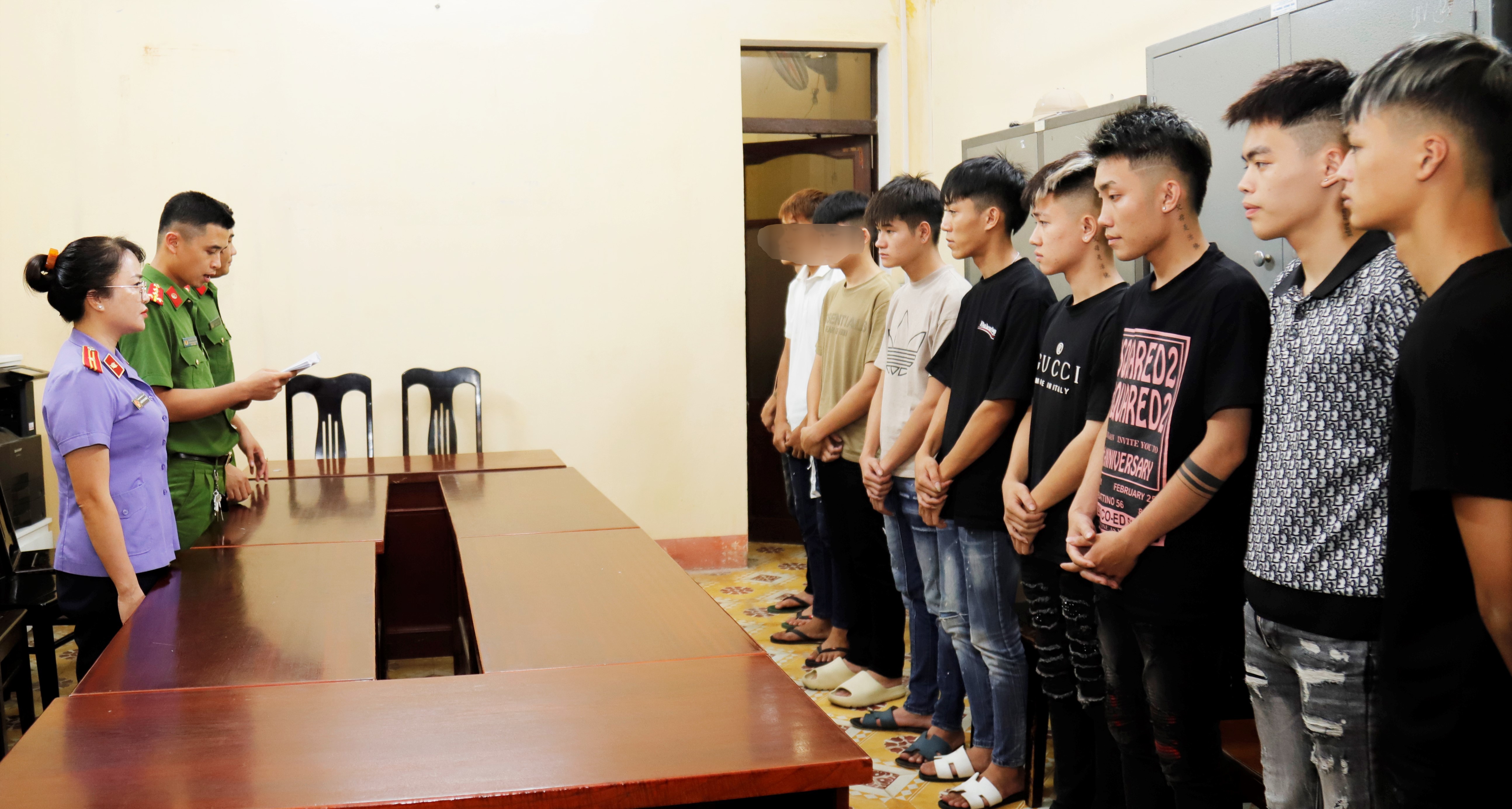 Đại diện Công an phường Yên Bái, Viện Kiểm sát khu vực I công bố quyết định phê chuẩn quyết định khởi tố các bị can. 13-9-doituong3-6293.jpg