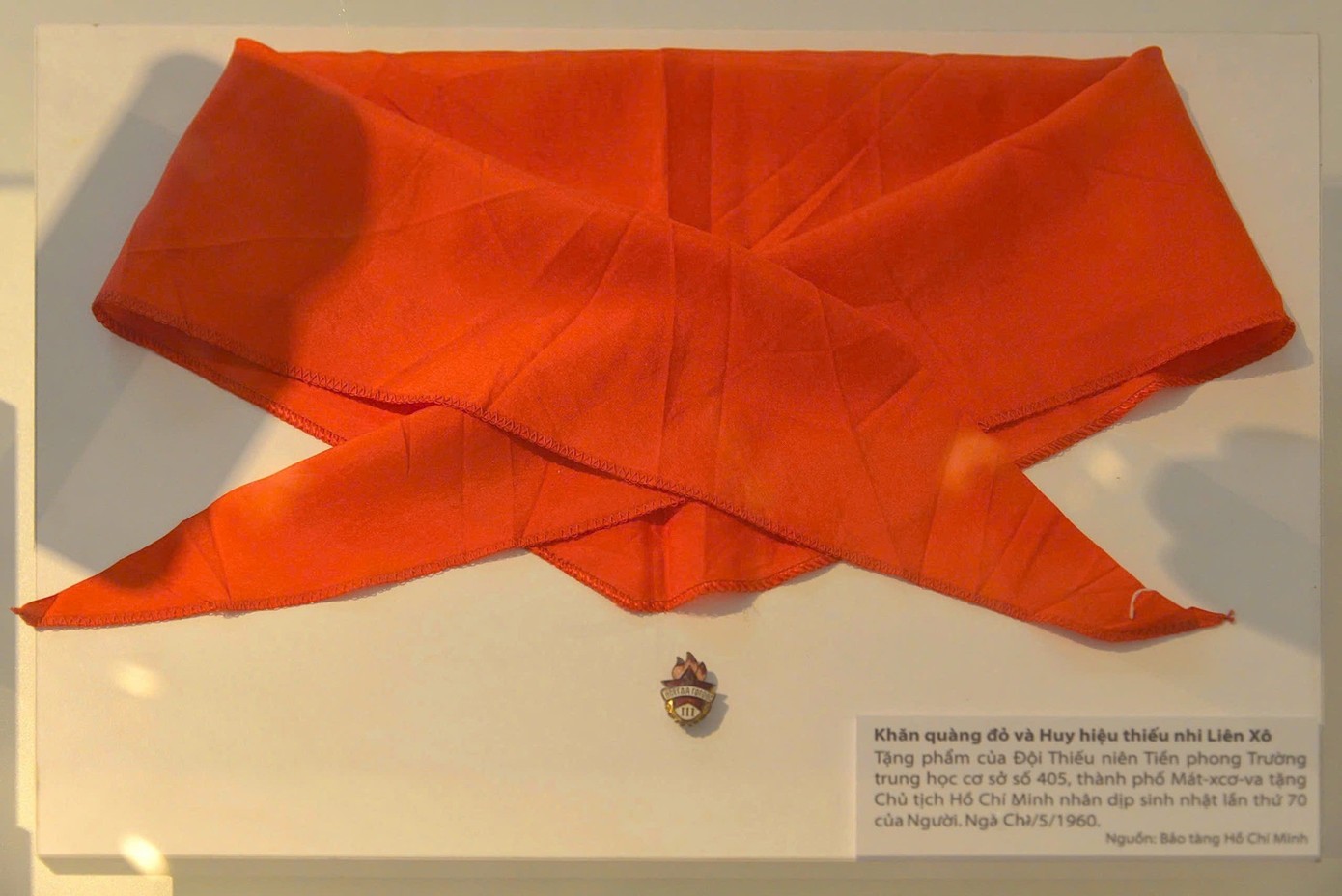 تتضمن مجموعة الطوابع 8 طوابع مطبوعة بصورة الرئيس هو تشي مينه (يسار) ووشاح أحمر للشباب السوفييتي على شكل مثلث متساوي الساقين بطول متر واحد. Bộ tem gồm 8 chiếc tem, in hình chân dung của Chủ tịch Hồ Chí Minh (trái) và khăn quàng đỏ của Thiếu niên Liên Xô hình tam giác cân, dài 1 m.