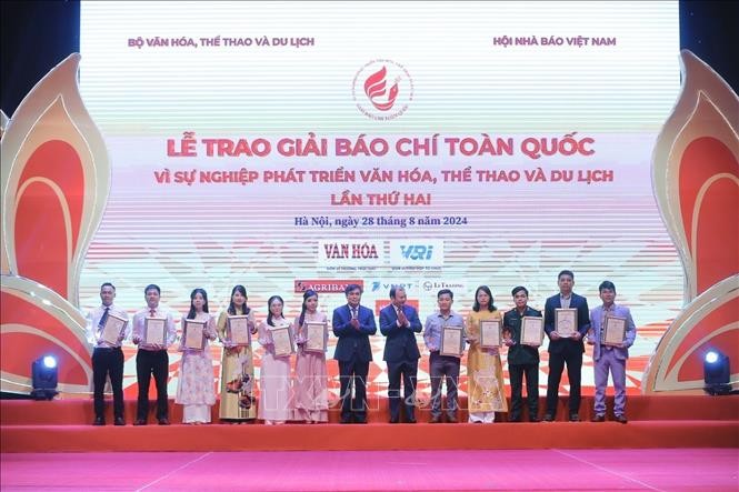 Lễ trao Giải Báo chí toàn quốc “Vì sự nghiệp phát triển Văn hóa, Thể thao và Du lịch” lần thứ hai. Ảnh tư liệu Lễ trao Giải Báo chí toàn quốc “Vì sự nghiệp phát triển Văn hóa, Thể thao và Du lịch” lần thứ hai. Ảnh tư liệu